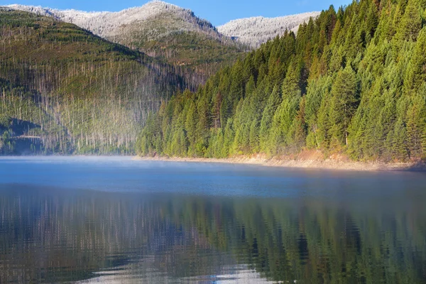 Vyrovnanost jezero v horách — Stock fotografie