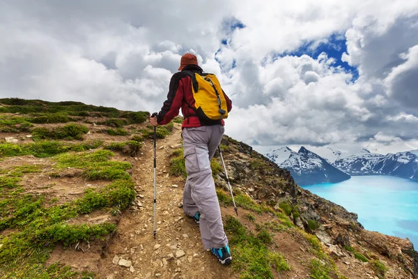 Wandersmann in den Bergen — Stockfoto