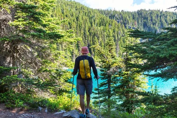 Escursionismo uomo in montagna — Foto Stock