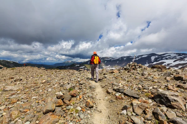 Hiking man in the mountains — Stock Photo, Image