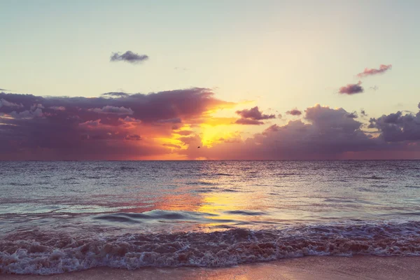 Malerischer Sonnenuntergang am Meer — Stockfoto