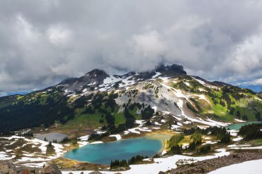Kanada'da pitoresk dağlar