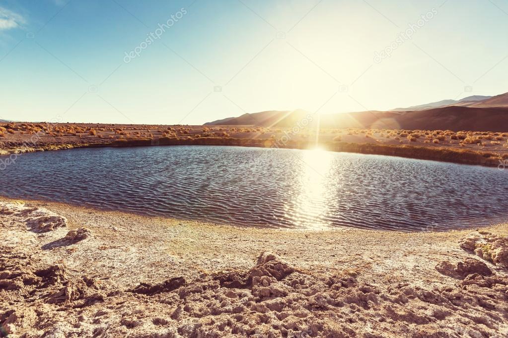 Lago en el desierto, el sol se refleja en el cielo. — Foto de stock