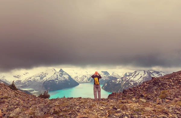 Hombre de senderismo en montañas canadienses — Foto de Stock