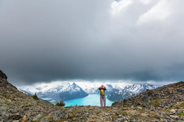 Caminhadas homem nas montanhas canadenses — Fotografia de Stock