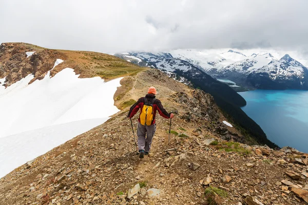 Hombre de senderismo en montañas canadienses — Foto de Stock