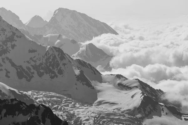 Alte montagne del Caucaso — Foto Stock