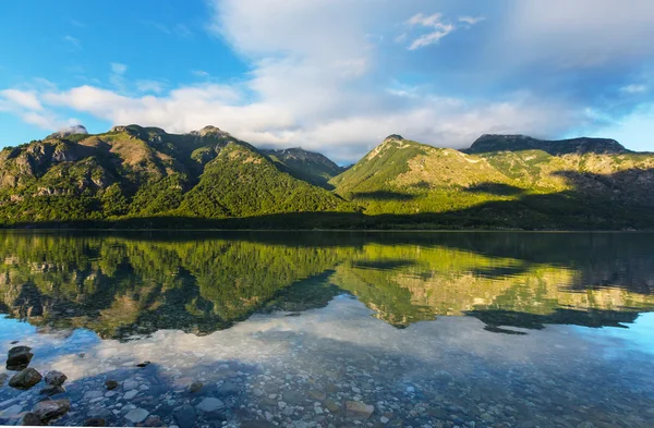 Βουνά στη λίμνη στην Παταγονία — Φωτογραφία Αρχείου