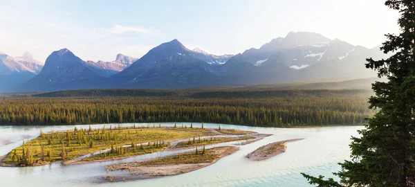 Pintorescas montañas en Canadá — Foto de Stock