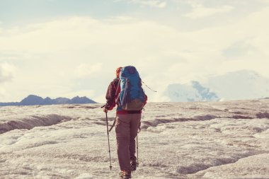 Alaska'da buzul üzerinde uzun yürüyüşe çıkan kimse