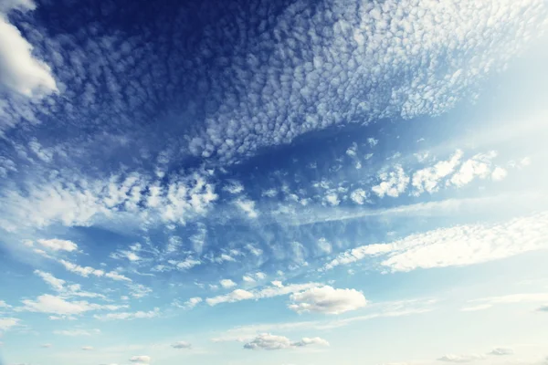 Mírové modrá obloha — Stock fotografie