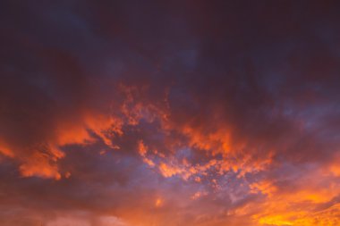 Gün batımında Fırtına Bulutları