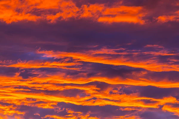 Gewitterwolken bei Sonnenuntergang — Stockfoto