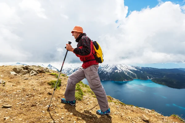 Hombre de senderismo en montaña canadiense —  Fotos de Stock