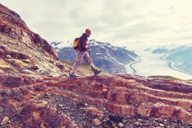 Kanada dağlarında yürüyüş