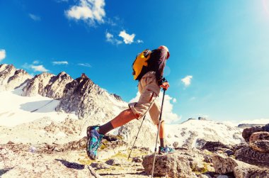 Dağlarda yürüyüş adam