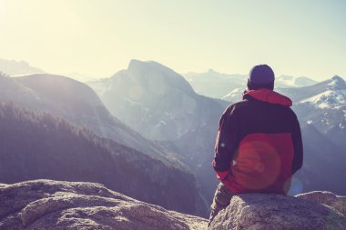 Yosemite dağlarda yürüyüş