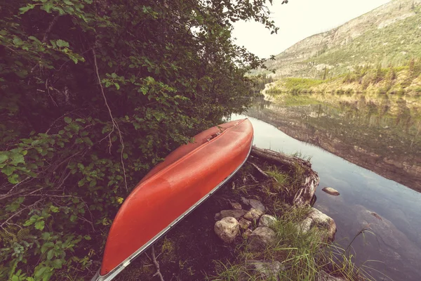 Lago de montaña en Canadá — Foto de Stock