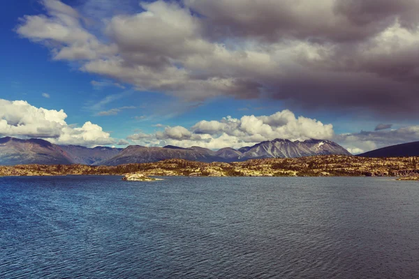 Kanada 'daki dağ gölü — Stok fotoğraf