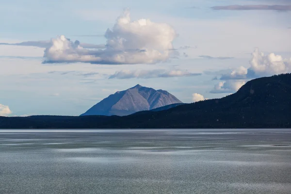 Lago de montaña en Canadá — Foto de Stock