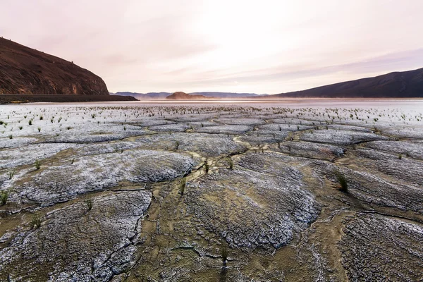 Tierra de sequía en el desierto — Foto de Stock