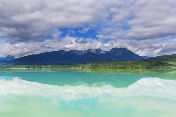 Horské jezero v Kanadě — Stock fotografie