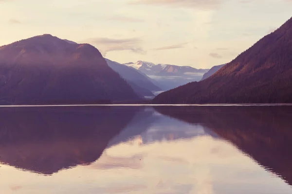 Lago de montaña en Canadá — Foto de Stock