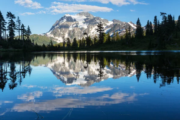 Scenic Picture lake — Stock Photo, Image