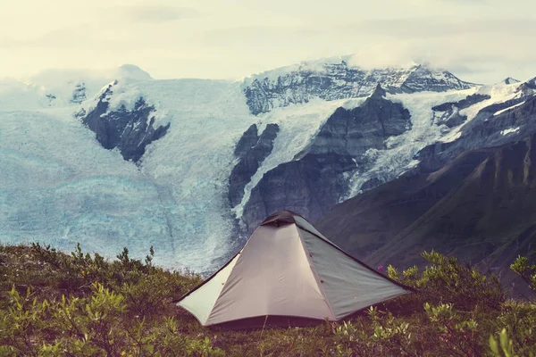 Hicker w namiocie w górach — Zdjęcie stockowe