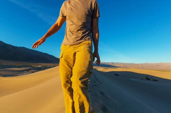 Caminhante no deserto de areia — Fotografia de Stock