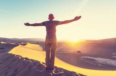 uzun yürüyüşe çıkan kimse Kum Çölü'nde