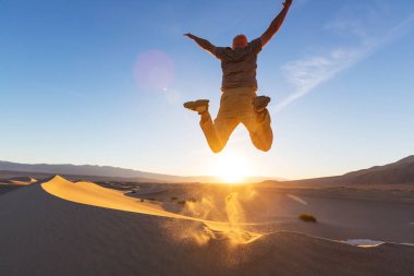 uzun yürüyüşe çıkan kimse Kum Çölü'nde