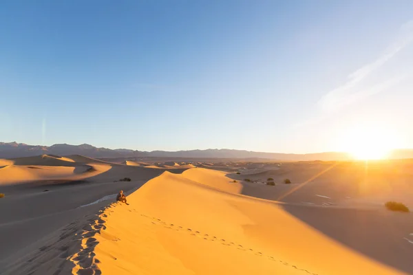 Hiker in sand desert — Stock Photo, Image