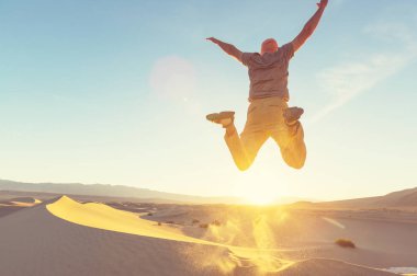 Adam uzun yürüyüşe çıkan kimse seyahat