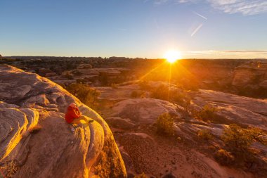 Adam uzun yürüyüşe çıkan kimse seyahat