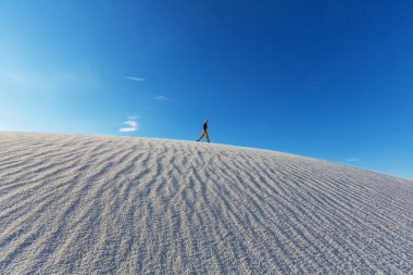 Sıra dışı beyaz kum tepeleri