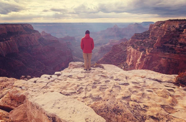 Homem caminhante viagem — Fotografia de Stock