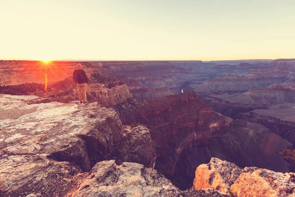 Uomo escursionista viaggi — Foto Stock