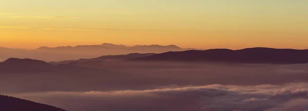 Silhouette de montagne au coucher du soleil — Photo