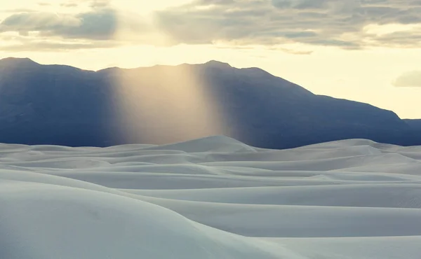 Sıra dışı beyaz kum tepeleri — Stok fotoğraf