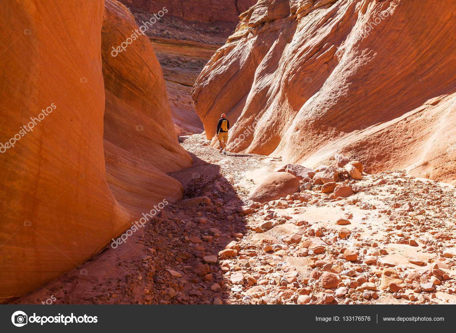 Hombre en la barranca de la ranura en el Parque Nacional Grand escalera