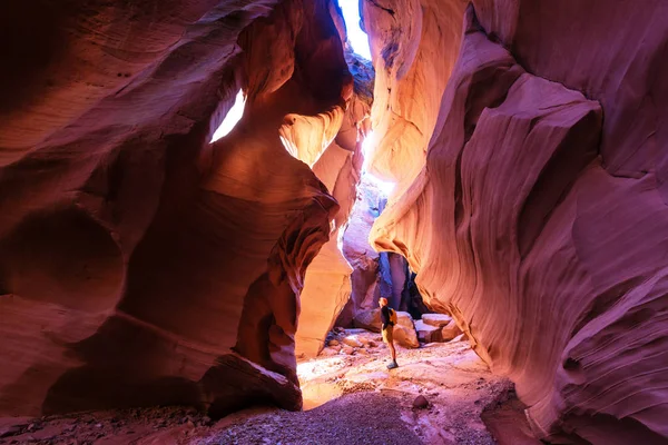 Man in Slot Slot canyon nel Parco Nazionale Grande Scala Escalante — Foto Stock