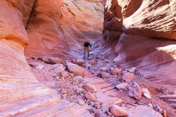 Man in Slot Slot canyon in Grand Staircase Escalante National park — Stock Photo, Image