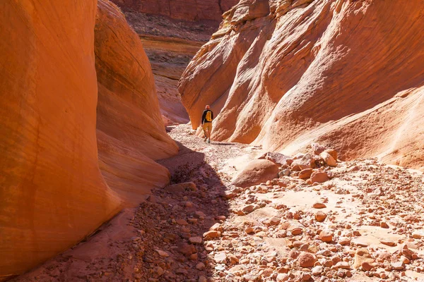 Mannen i Slot Slot canyon i nationalparken Grand Staircase Escalante — Stockfoto