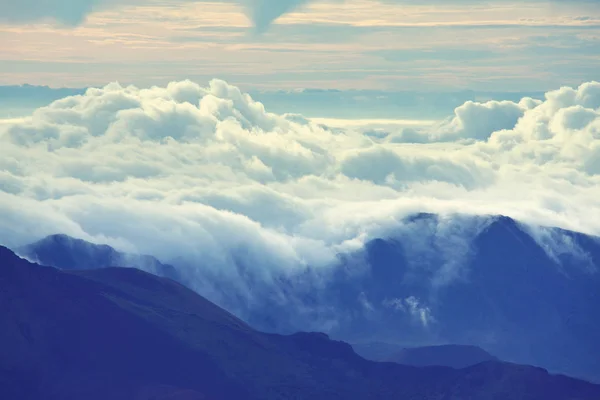 Brouillard brumeux dans les montagnes — Photo