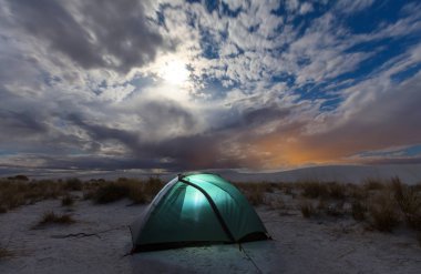 White Sands Dunes ay ışığında çadırda