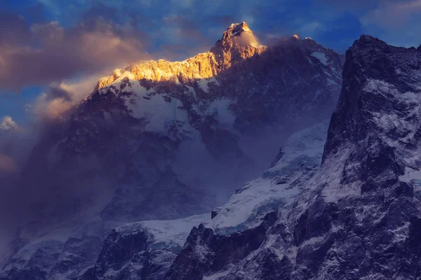Vista panorámica del famoso pico rocoso Jannu — Foto de Stock