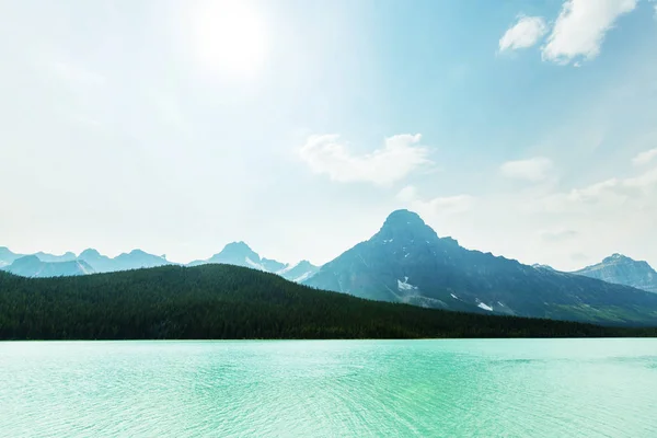 Serene scene door het bergmeer in Canada — Stockfoto