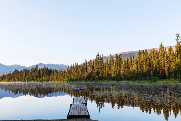 Спокойная сцена у горного озера в Канаде — стоковое фото