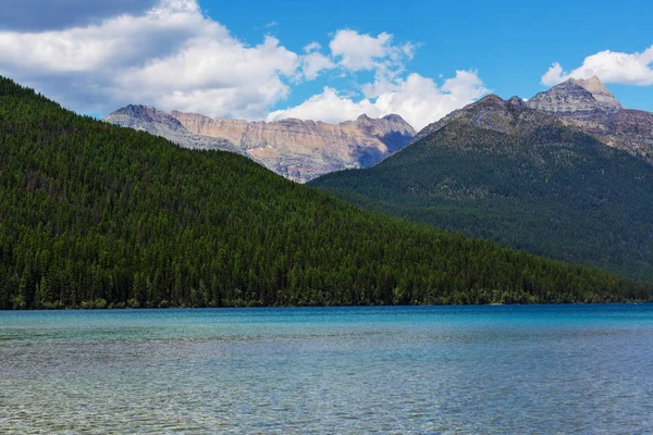 Serene scene by the mountain lake in Canada — Stock Photo, Image